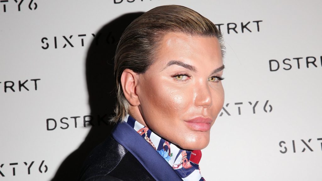 ¿”Ken Humano” encontró el amor? Fue sorprendido besándose con su extravagante cirujano