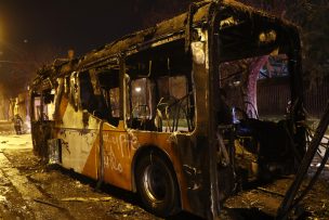 Desconocidos quemaron bus del Transantiago en Maipú