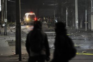 Un muerto y tres carabineros heridos dejó una nueva noche de saqueos en Santiago