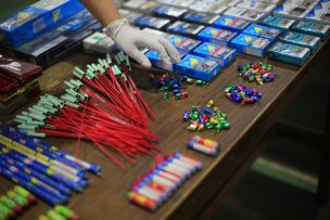 Estación Central oficia a Aduanas por venta ilegal de fuegos artificiales