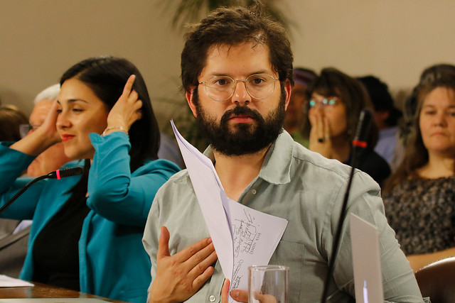 “Es mejor ir al teatro que andar de sapo”: El cruce tuitero del diputado Boric con transeúnte que registró sus movimientos