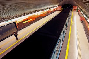 Manifestaciones en el exterior obligan a cerrar estaciones del Metro de Santiago