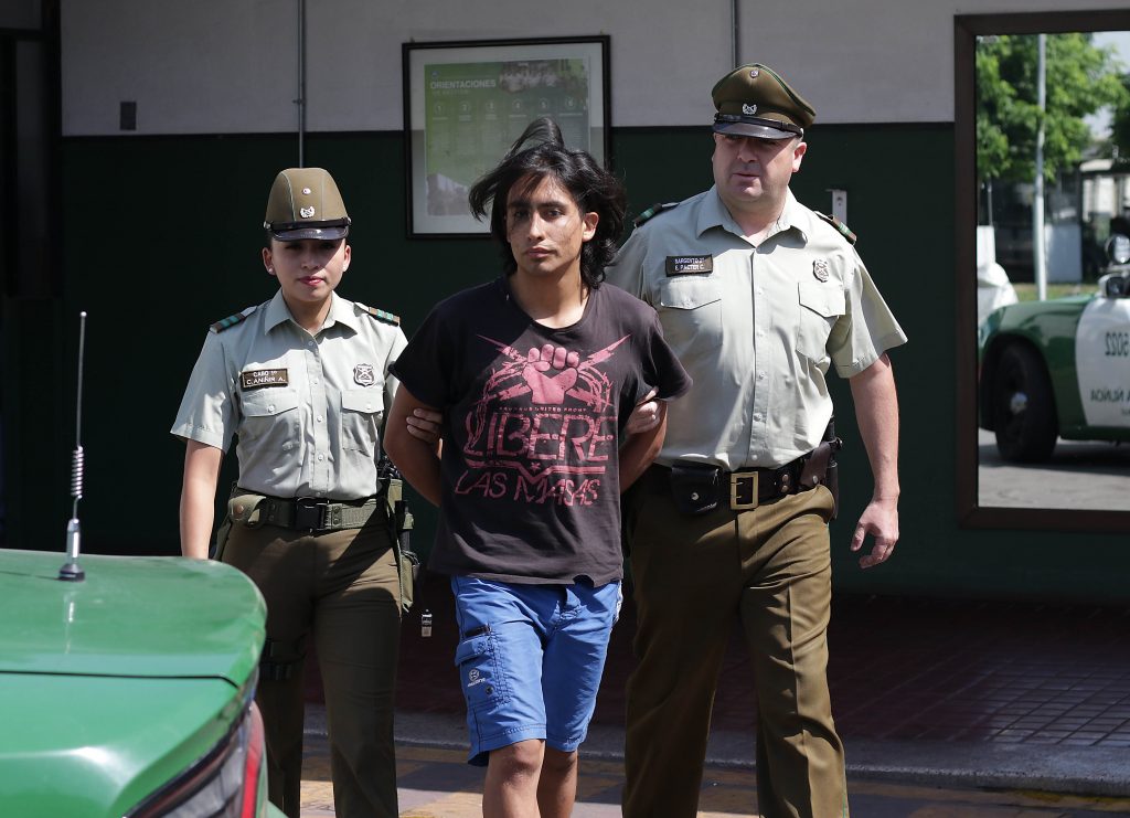 Quién es el detenido por el ataque a la iglesia de Carabineros: Fiscalía entrega nuevos antecedentes