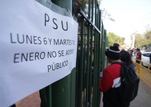 Estudiantes lanzaron sillas y mesas tras la suspensión de la PSU en Quilicura