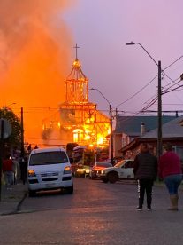 Vecinos y Carabineros cuidan iglesias de Chiloé tras incendio de templo en Ancud