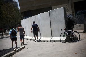 FOTOS | Instalan paredones de hormigón en sector de Plaza de Carabineros en la Alameda