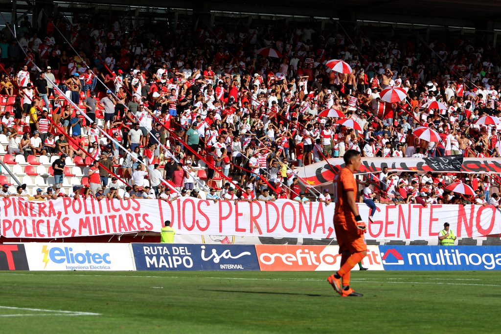 Hinchas curicanos fueron a ver a su equipo y terminaron multados por un lienzo