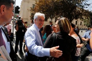 Presidente Piñera salió caminando de la Moneda, se sacó fotos y se subió a un helicóptero