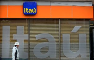 Cuatro sujetos roban banco Itaú en el centro de Santiago: se llevaron dinero que clientes iban a depositar