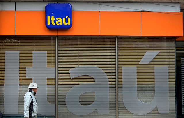 Cuatro sujetos roban banco Itaú en el centro de Santiago: se llevaron dinero que clientes iban a depositar