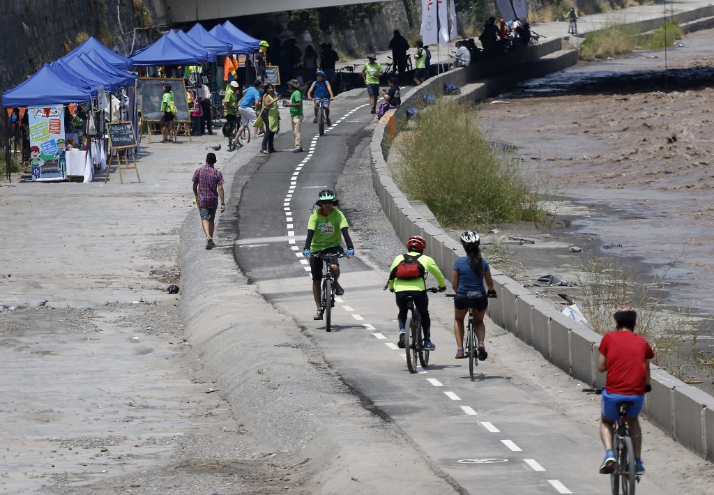 Durante febrero habilitarán ciclopaseo en ribera sur del río Mapocho