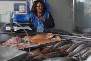 Seremi de Salud llama a retirar lotes de salmón desde supermercados por listeria