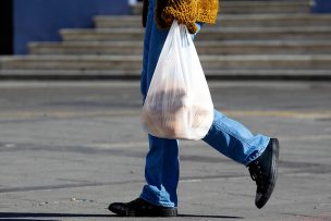 Contraloría reitera que comercio no puede entregar bolsas plásticas, aunque sean reciclables