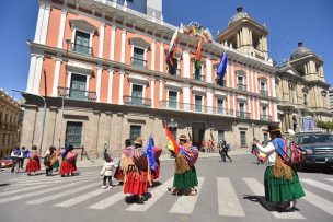 Ministro boliviano destruyó escultura de Evo Morales en un centro deportivo