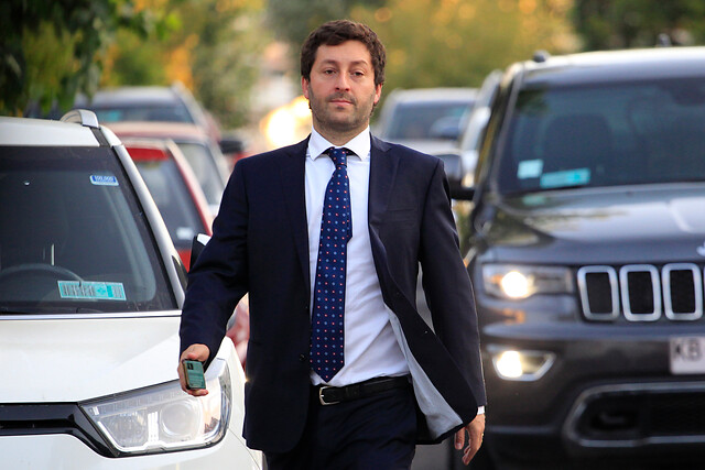 “¿Tanta es la necesidad de caer bien?”: Diputado Coloma apunta a Contraloría por “perder el tiempo” en investigar insulto de carabinero a mujer