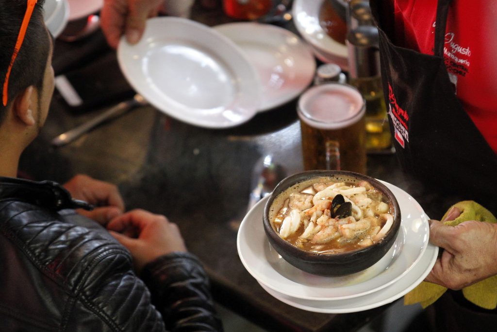 Es verdad: Consumo de mariscos es bueno para la “resaca”, según experto