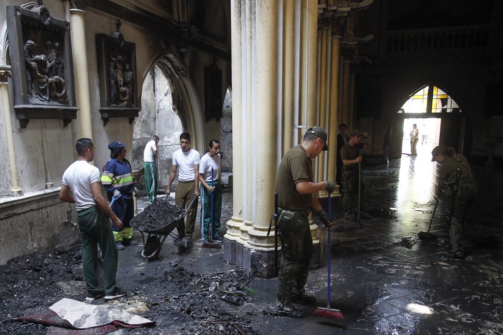 Obispo castrense por ataque a iglesia de Carabineros: “Resulta incomprensible este acto vandálico”