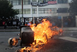 FOTOS | Liceo Eduardo de la Barra de Valparaíso amaneció tomado y con barricadas en día de PSU