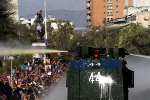 INDH oficiará a Carabineros por líquido de extraño color del carro lanza aguas