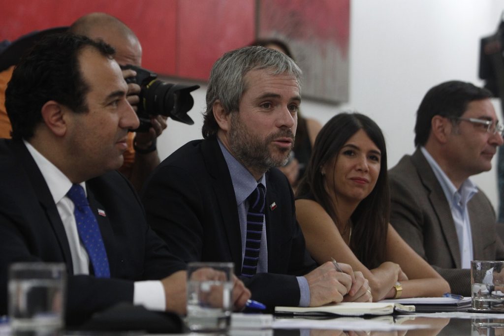 Ministro Blumel se reúne con alcaldes de comunas donde fueron atacadas comisarias