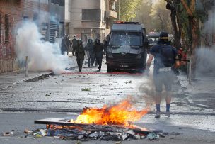 Grave carabinero quemado en el rostro en alrededores del Estadio Monumental