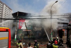 Incendio estructural dejó con riesgo de colapso a añoso edificio de Valparaíso