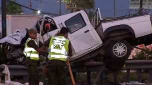 Accidente de tránsito deja dos muertos en Vespucio Norte: camioneta iba contra el tránsito