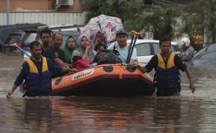 Sube a al menos 23 muertos el balance por las inundaciones en Indonesia