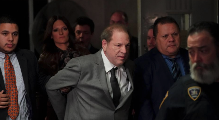 El impacto de “Las Tesis” en Estados Unidos: Mujeres realizan intervención en las afueras del juicio a Harvey Weinstein