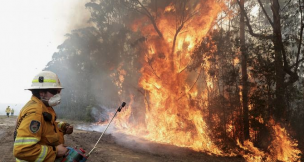 Un bombero muere luchando contra los incendios en Australia