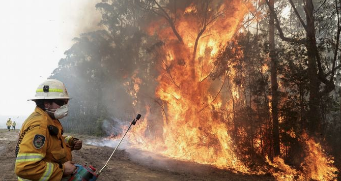 Un bombero muere luchando contra los incendios en Australia