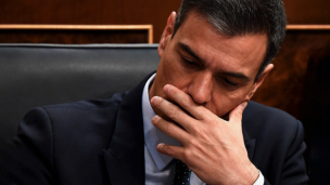 El socialista Pedro Sánchez defiende su gobierno de coalición en España con Podemos