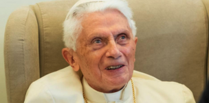 Benedicto XVI pide al papa que abandone la idea de la ordenación de hombres casados