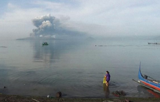 Miles de evacuados, pendientes de la erupción del volcán Taal en Filipinas