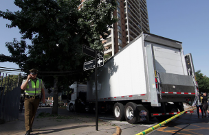 Camión derribó diez postes y dejó sin luz a vecinos de Ñuñoa