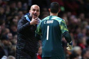 Prensa británica se divide por la actuación de Claudio Bravo en el clásico de Manchester