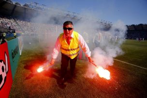 Grupo menor de hinchas de Colo Colo lanzan butacas y tiran bengalas del Estadio Germán Becker