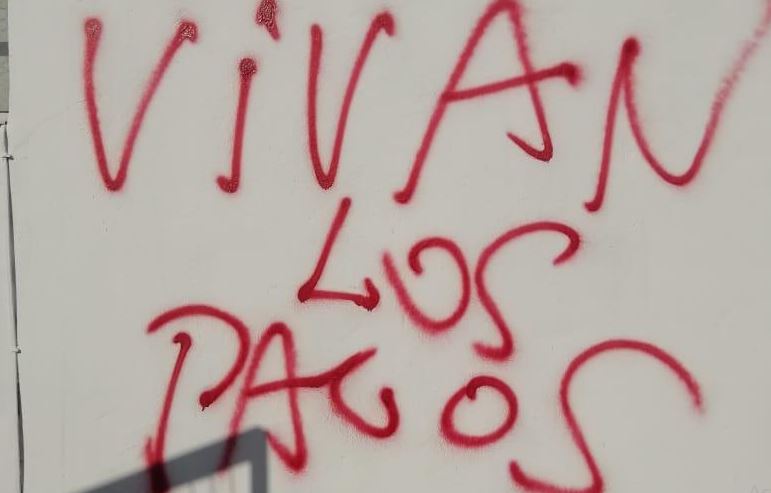 “Vivan los pacos”: Rayan sede de Revolución Democrática