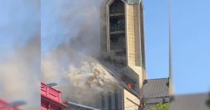 Incendio afecta a la Catedral de Valdivia: cuatro unidades de bomberos intentan controlar las llamas