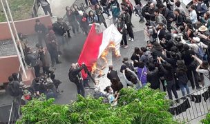 Manifestantes queman bandera chilena frente a la intendencia de Valparaíso