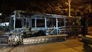 Bus del Transantiago fue incendiado por desconocidos en Villa Francia