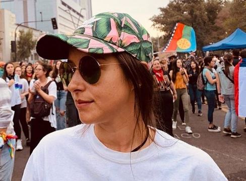 De las marchas a la playa: Denise Rosenthal hace furor con fotos en bikini fuera de Chile