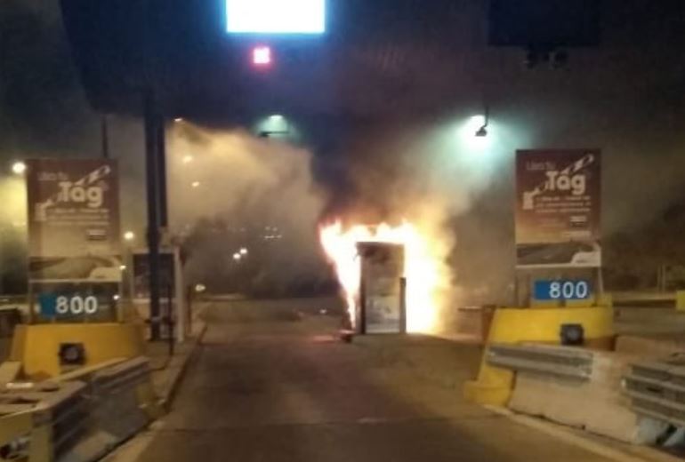 Queman casetas de peaje en Villa Olímpica en Quilpué