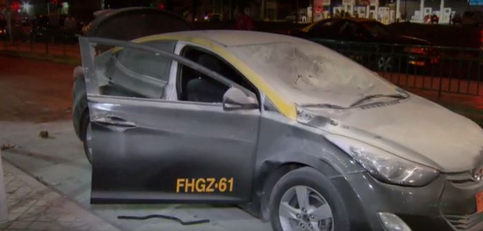 Intentan quemar taxi afuera del terminal de buses: “Comenzaron a romperme el auto, luego rociaron el auto con bencina”
