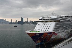 Levantan cuarentena a miles de personas confinadas en un barco en Hong Kong por nuevo coronavirus