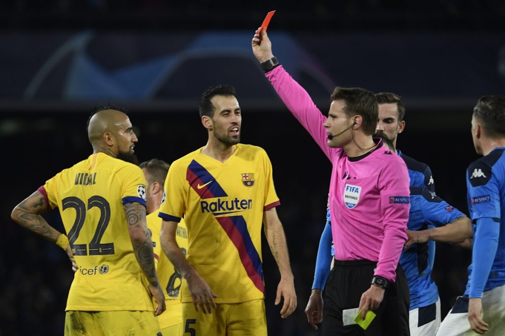 “Eres irresponsable”: la reacción de los hinchas del FC Barcelona tras expulsión de Arturo Vidal en Champions League