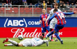 Fabián Orellana sumó elogios tras su gol con Eibar y fue condecorado por la prensa