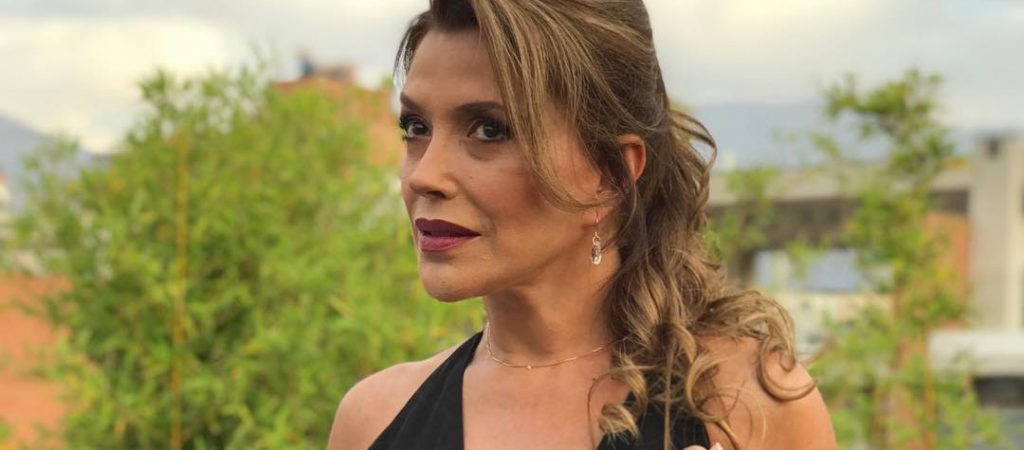 “La JLo chilena”: Carolina Arregui deslumbra con foto “al natural” en África