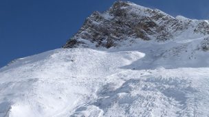 Avalancha atrapa a 500 turistas en una estación de esquí canadiense