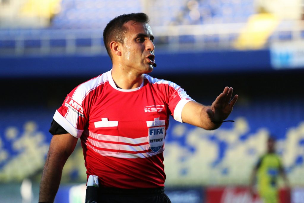¿Un chileno arbitrando en la Eurocopa? Histórica cumbre UEFA-Conmebol daría paso a una insólita propuesta